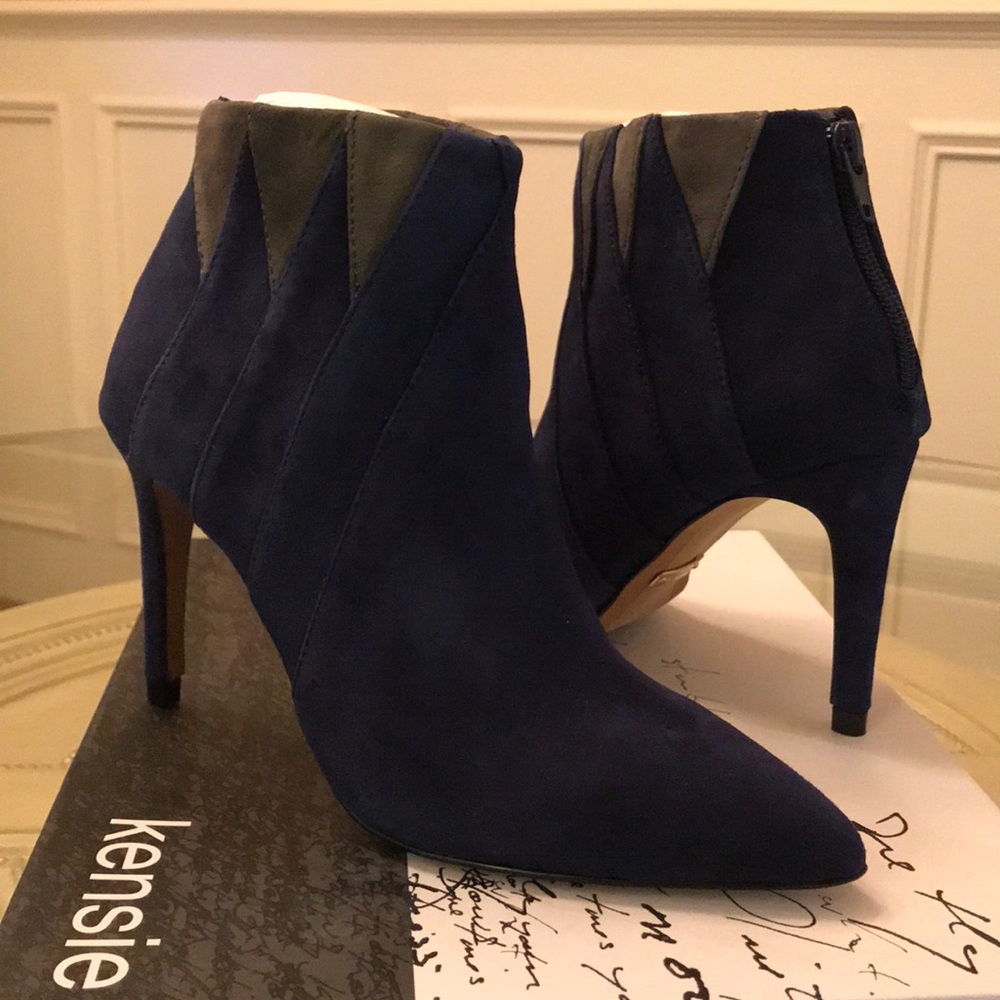 Kensie Sz 6 Navy Suede Boots with Grey Detail